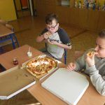 dzieci jedzą pizze nawet bez talerzy